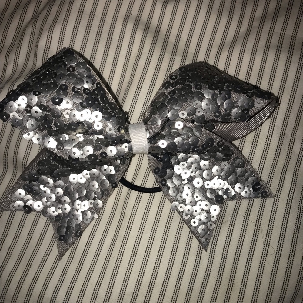 Cheer bow